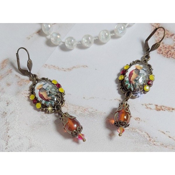 BO Oiseau Huppe ovales et pendantes, cabochons repr&eacute;sentant des oiseaux mont&eacute;es sur pendentifs, gouttes en verre, cabochons en cristal et dormeuses en laiton. Une fa&ccedil;on de voir ce bel oiseau