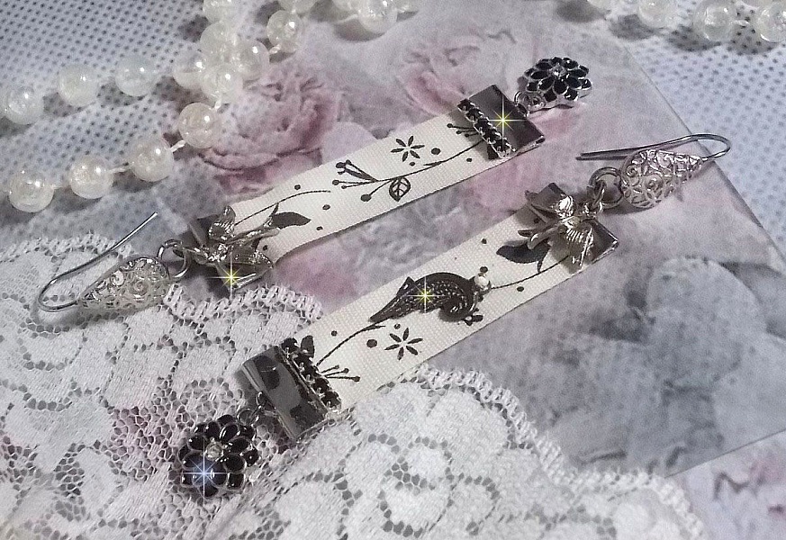 BO Black and White Birds skabt med sort og hvidt fugleprintb&aring;nd, krystaller, emaljeblomster og kvalitetstilbeh&oslash;r