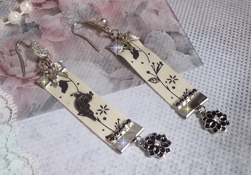 BO Black and White Birds skabt med sort og hvidt fugleprintb&aring;nd, krystaller, emaljeblomster og kvalitetstilbeh&oslash;r