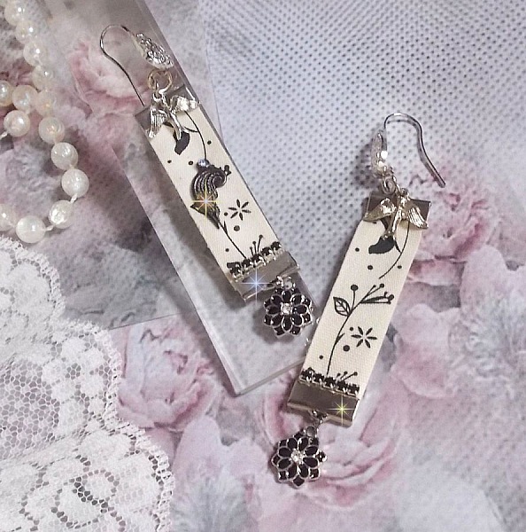 BO Black and White Birds skabt med sort og hvidt fugleprintb&aring;nd, krystaller, emaljeblomster og kvalitetstilbeh&oslash;r