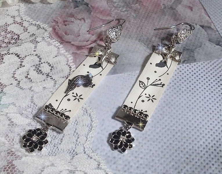 BO Black and White Birds skabt med sort og hvidt fugleprintb&aring;nd, krystaller, emaljeblomster og kvalitetstilbeh&oslash;r