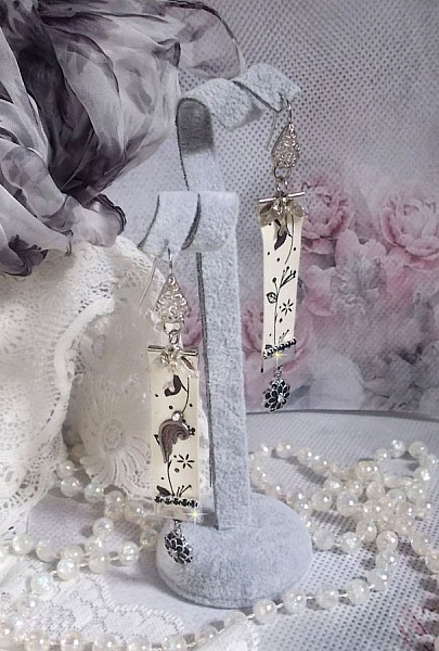 BO Black and White Birds skabt med sort og hvidt fugleprintb&aring;nd, krystaller, emaljeblomster og kvalitetstilbeh&oslash;r