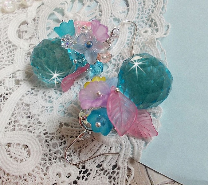 Ondine Blue BO skabt med Swarovki-krystaller og lyser&oslash;de harpiksblomster