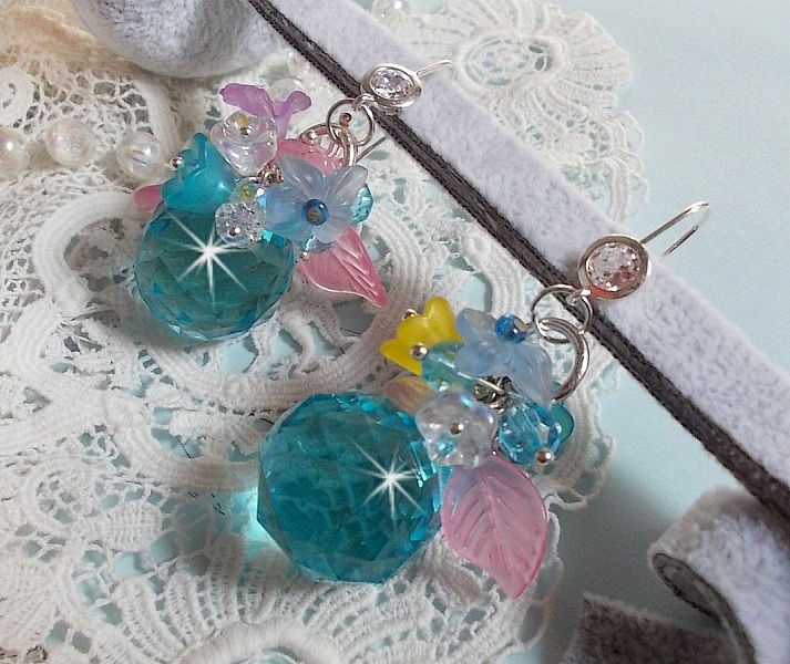 Ondine Blue BO skabt med Swarovki-krystaller og lyser&oslash;de harpiksblomster