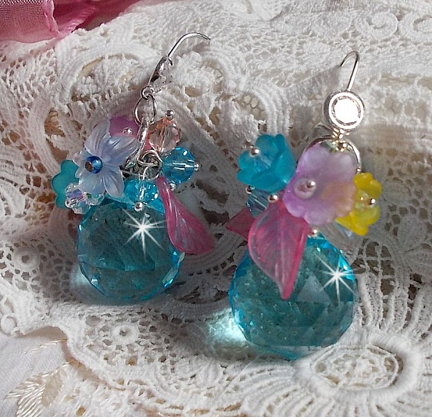 Ondine Blue BO skabt med Swarovki-krystaller og lyser&oslash;de harpiksblomster