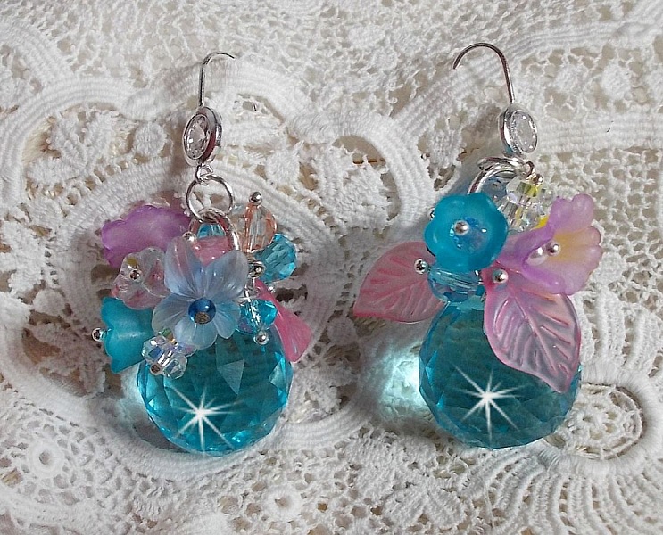 Ondine Blue BO skabt med Swarovki-krystaller og lyser&oslash;de harpiksblomster