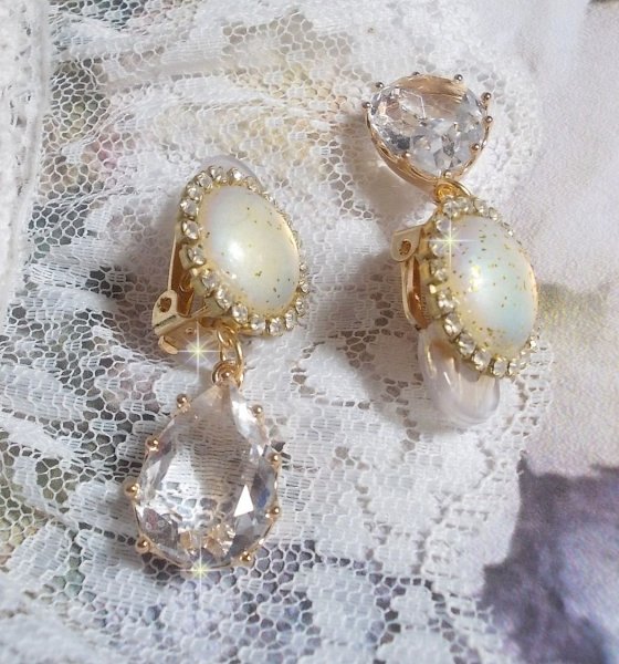 BO Orph&eacute;e avec des cabochons en verre Cristal AB paillet&eacute;s et strass&eacute;s avec les m&ecirc;mes couleurs sur des clips en Laiton o&ugrave; les pendants en forme de larme rel&egrave;vent le d&eacute;fi. Un peu de po&eacute;sie.