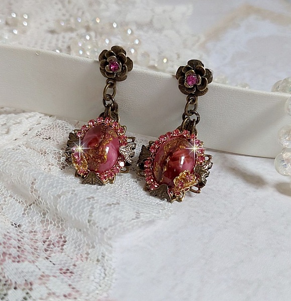 BO Pampelone Fuchsia avec cabochons ovales aux feuilles d&rsquo;or, strass, cristaux, Roses, breloques papillons, estampes et clous d&rsquo;oreilles en m&eacute;tal bronze