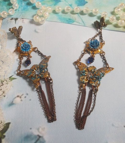 Iriserende sommerfugle skabt med zirkonium, Swarovski krystaller, harpiks cabochons, diverse tilbeh&oslash;r og Bohemian glasperler