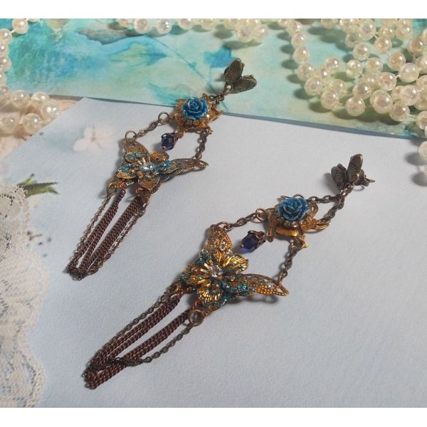 Iriserende sommerfugle skabt med zirkonium, Swarovski krystaller, harpiks cabochons, diverse tilbeh&oslash;r og Bohemian glasperler