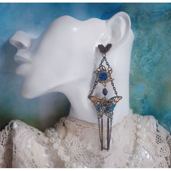 Iriserende sommerfugle skabt med zirkonium, Swarovski krystaller, harpiks cabochons, diverse tilbeh&oslash;r og Bohemian glasperler