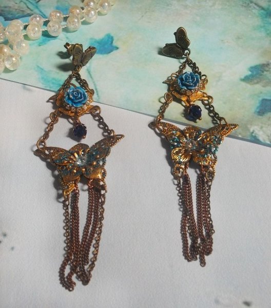 Iriserende sommerfugle skabt med zirkonium, Swarovski krystaller, harpiks cabochons, diverse tilbeh&oslash;r og Bohemian glasperler