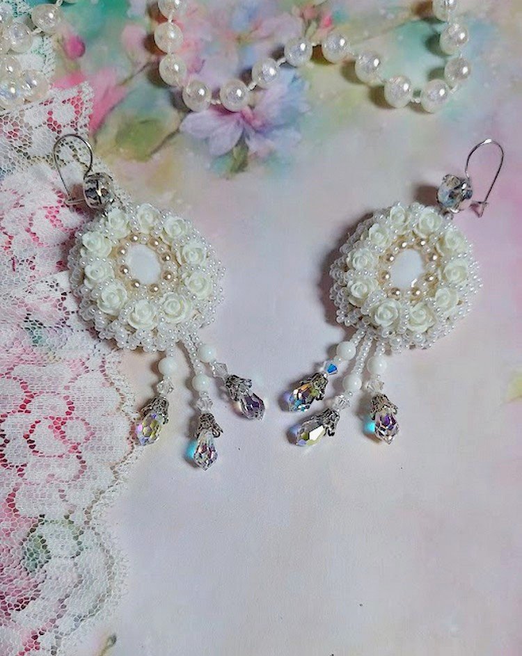 BO Nuages Blancs brodées avec Nacre, Jade, rocailles, cuir et perles cristal Swarovski