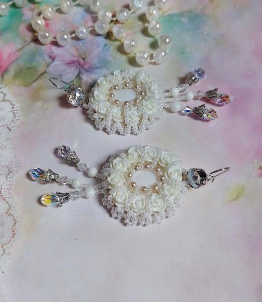 BO Nuages Blancs brod&eacute;es avec Nacre, Jade, rocailles, cuir et perles cristal Swarovski