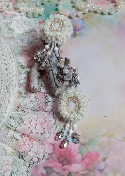 BO Nuages Blancs brod&eacute;es avec Nacre, Jade, rocailles, cuir et perles cristal Swarovski