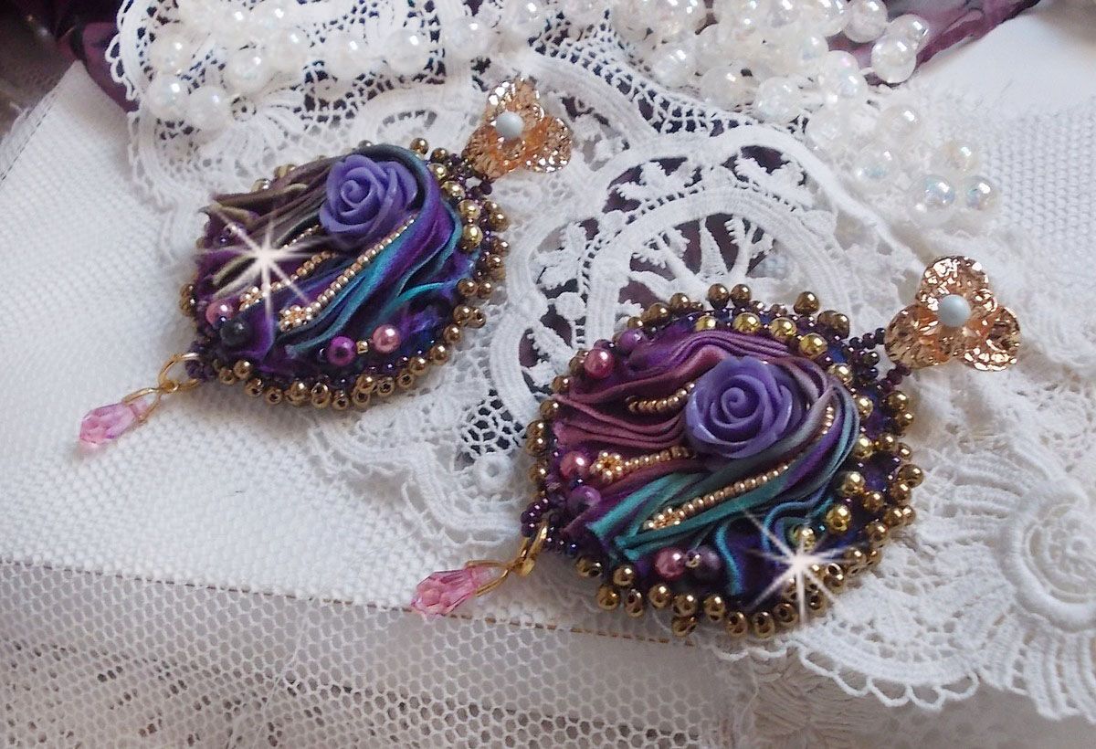 BO La Passionnée de Venise brodées avec un ruban de soie Purple, des Cristaux de Swarovski et des rocailles Miyuki