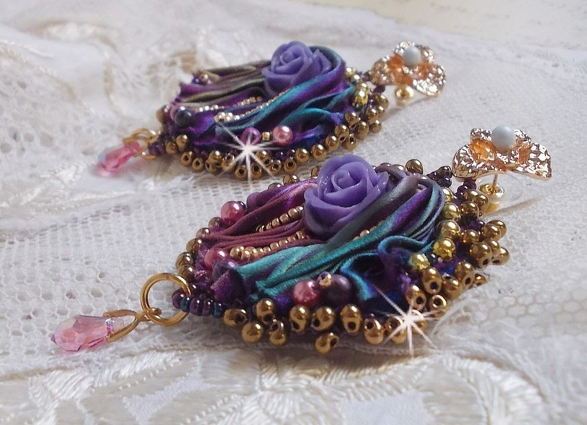 BO La Passionnée de Venise brodées avec un ruban de soie Purple, des Cristaux de Swarovski et des rocailles Miyuki