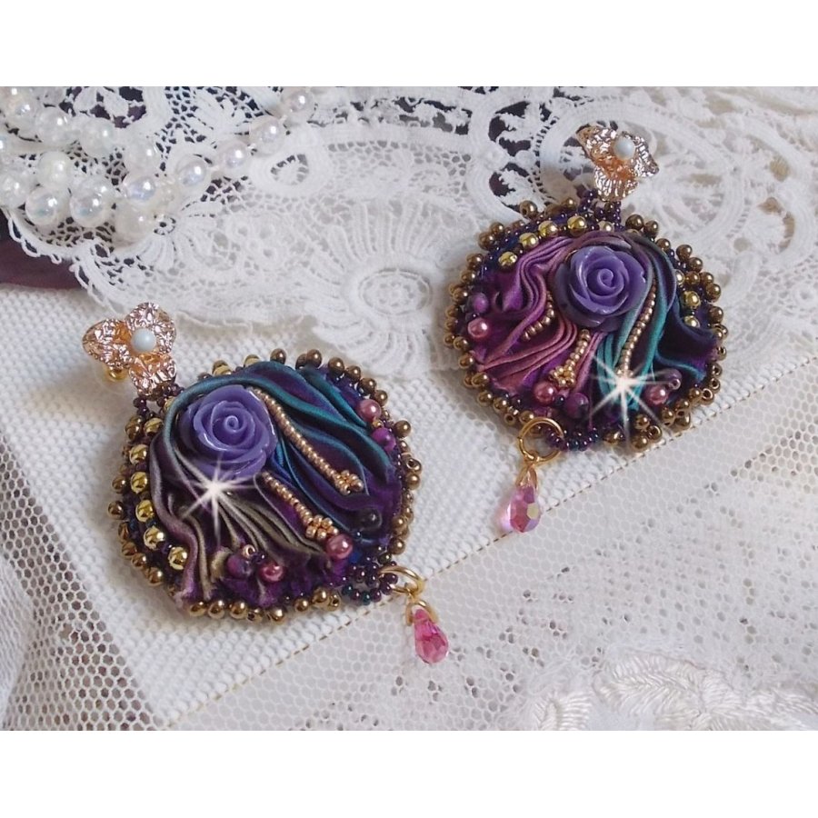 BO La Passionnée de Venise brodées avec un ruban de soie Purple, des Cristaux de Swarovski et des rocailles Miyuki