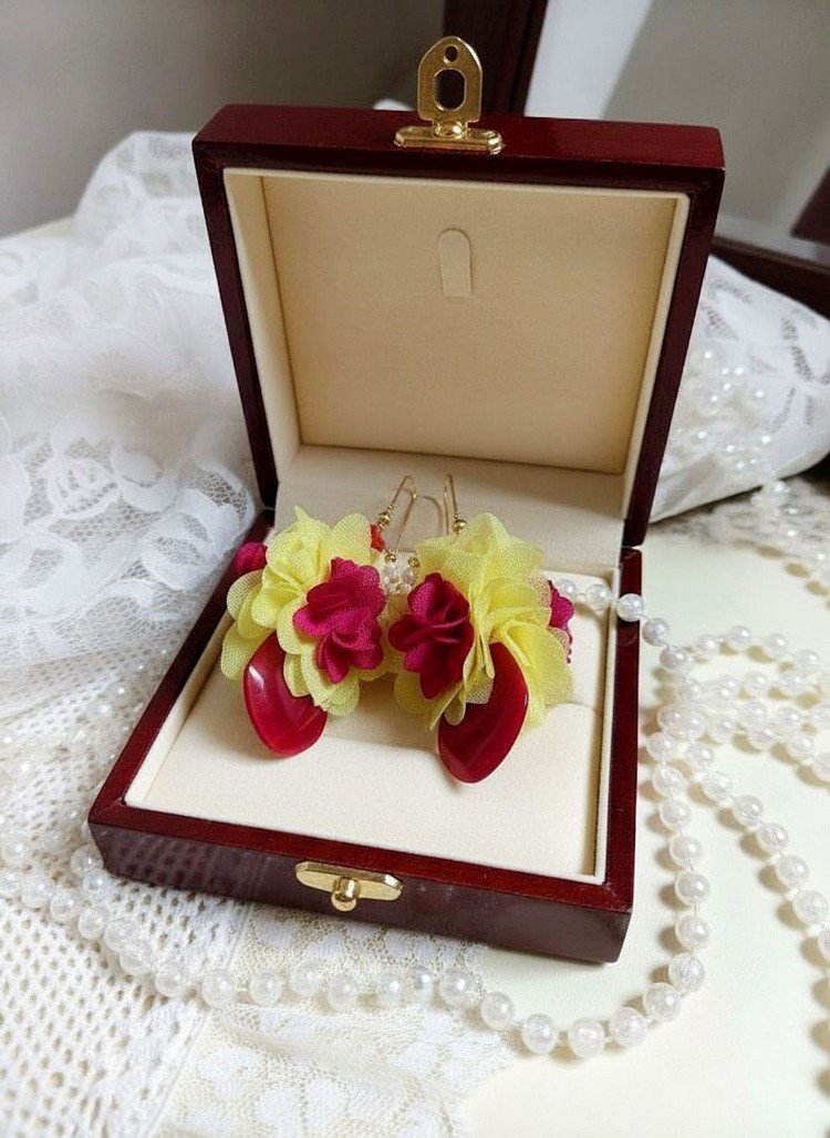 BO Secrets de la Provence cr&eacute;&eacute;es avec fleurs mousseline soie, perles verres et Cristal Swarovski