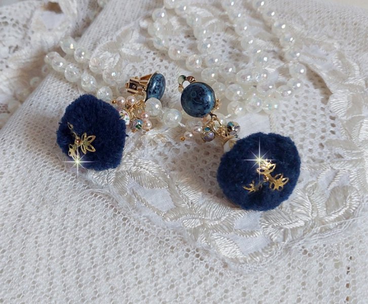 BO Petites Douceurs mont&eacute;es avec pompons ronds, cabochons verres et perles Cristal Swarovski