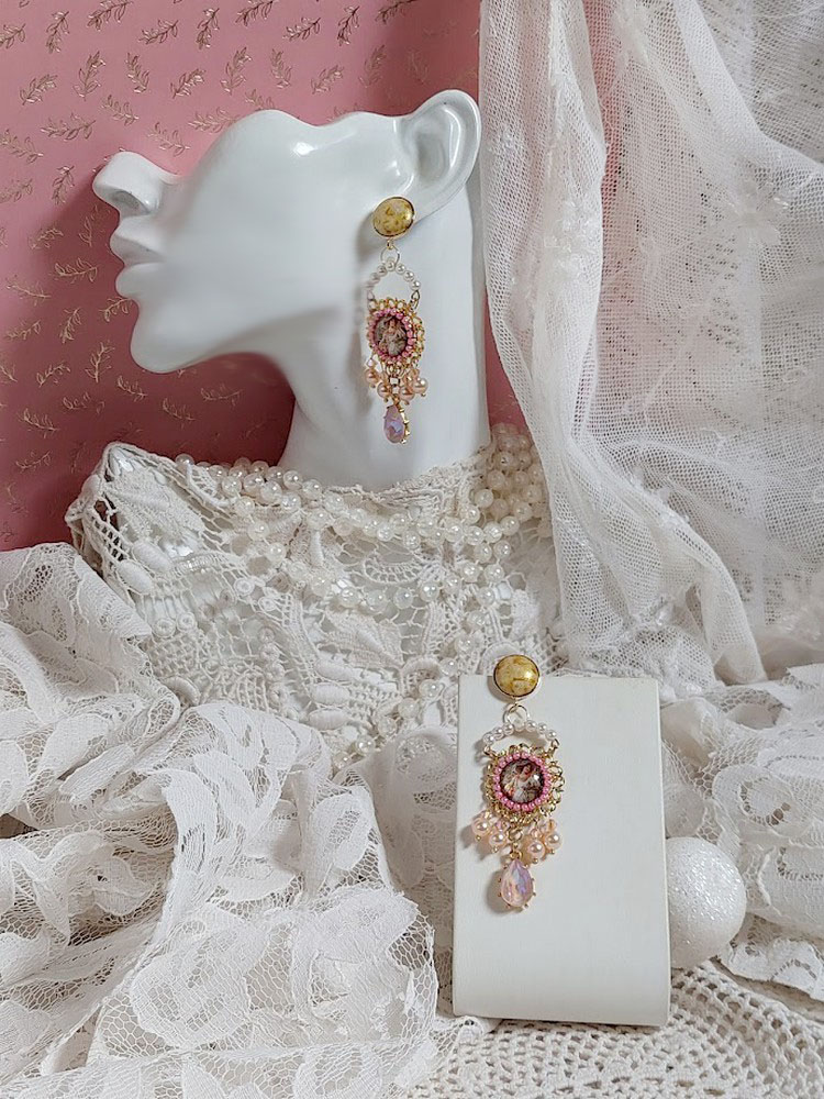 BO Pleasures Pink cr&eacute;&eacute;es avec cabochons verres, accessoires laiton et perles Cristal Swarovski