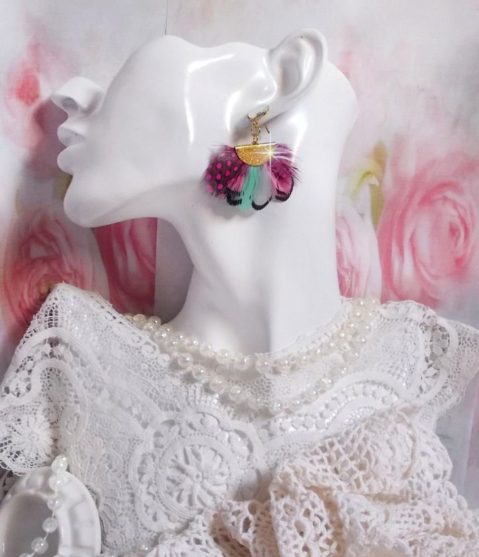 BO Plumis, Gris, Noir, Rose, Fuchsia et Menthe aux plumes de faisan et pintade avec des embouts demi-lune. Le tout est monté sur des clous d’oreilles en laiton avec des cabochons en cristal.