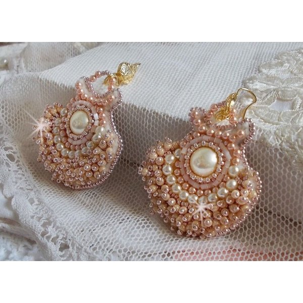 BO Poudre de Riz broderet med sm&aring; runde perlefarvede Swarovski krystalperler og Miyuki fr&oslash;perler 