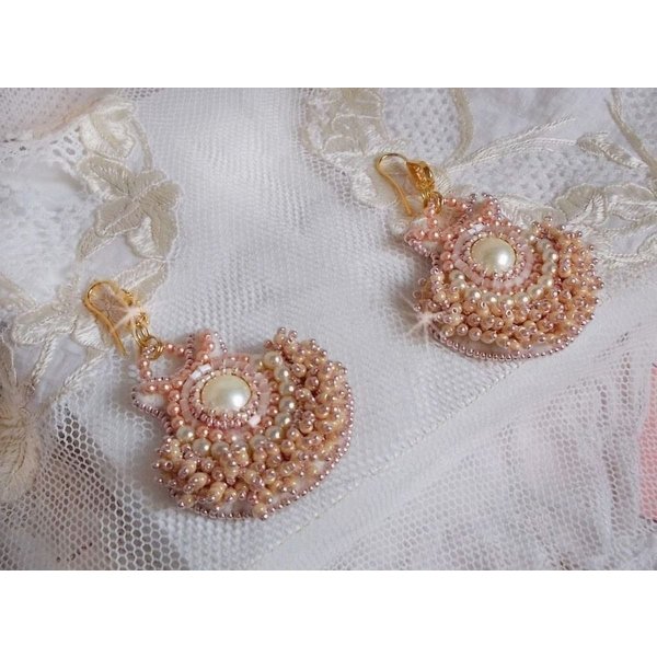 BO Poudre de Riz broderet med sm&aring; runde perlefarvede Swarovski krystalperler og Miyuki fr&oslash;perler 