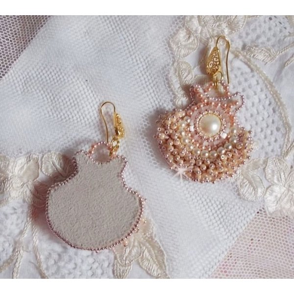 BO Poudre de Riz broderet med sm&aring; runde perlefarvede Swarovski krystalperler og Miyuki fr&oslash;perler 