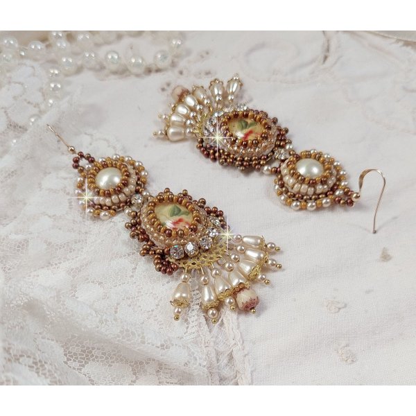 BO Reflets de Ros&eacute;e er broderet med perleperler, Swarovski-krystaller og 14 karat guldfyldte &oslash;rekroge.