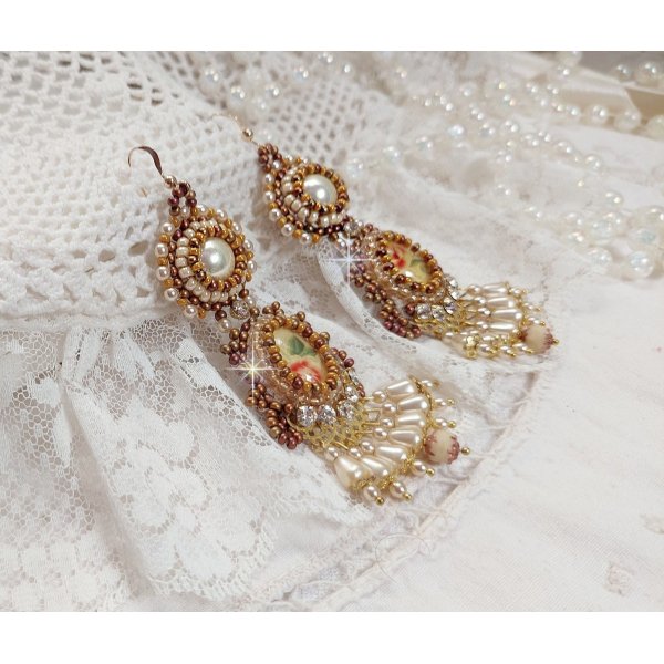 BO Reflets de Ros&eacute;e er broderet med perleperler, Swarovski-krystaller og 14 karat guldfyldte &oslash;rekroge.