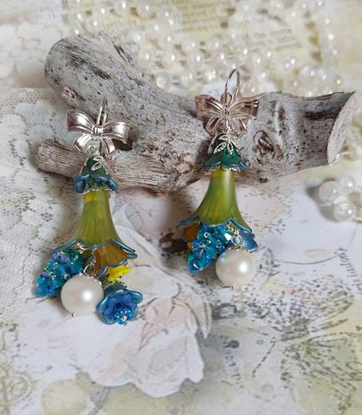 BO Regard Scintillant cr&eacute;&eacute;es avec fleurs acryliques, rondes en r&eacute;sine, cha&icirc;ne laiton et perles Cristal Swarovski