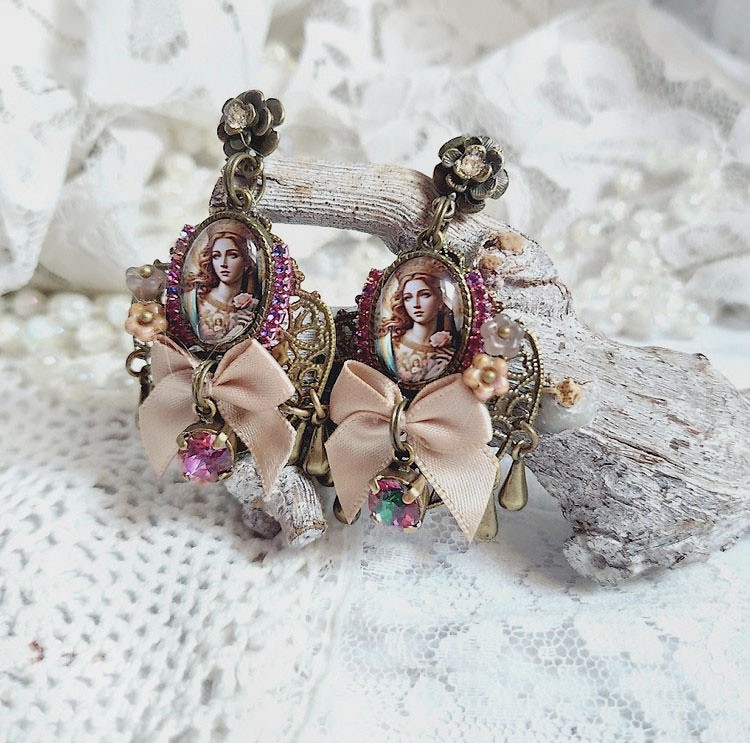 BO Reine Roses créées avec cabochon verre, nœud satin, strass, clochettes et perles Cristal Swarovski