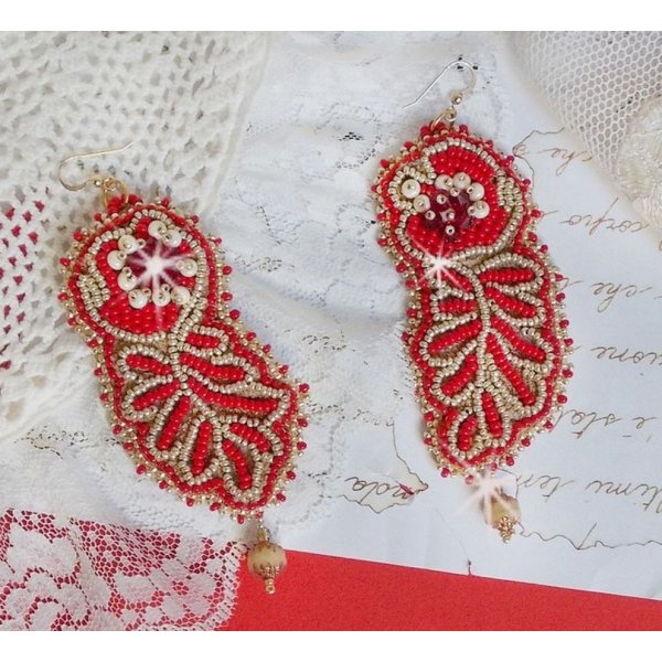 Renaissance BO broderet med Swarovski krystaller, antikke elfenbensfacetter, Rocailles og 14 karat guldfyldte kroge