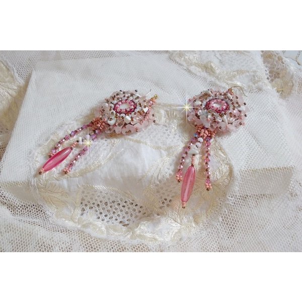 BO Rose Royale broderet med perlemorscabochoner, hvid kvarts og Howlite chips, Swarovski krystaller, Pink Rockets, fr&oslash;perler og 14 karat guldfyldte kroge