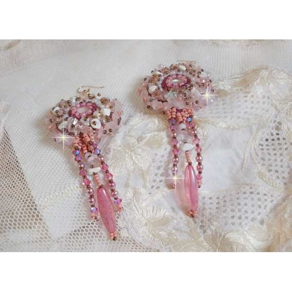 BO Rose Royale broderet med perlemorscabochoner, hvid kvarts og Howlite chips, Swarovski krystaller, Pink Rockets, fr&oslash;perler og 14 karat guldfyldte kroge