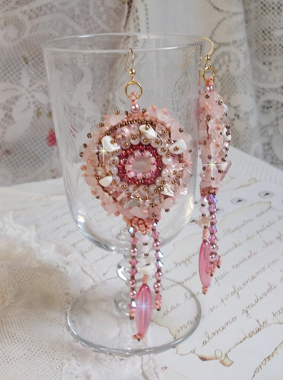 BO Rose Royale broderet med perlemorscabochoner, hvid kvarts og Howlite chips, Swarovski krystaller, Pink Rockets, frøperler og 14 karat guldfyldte kroge