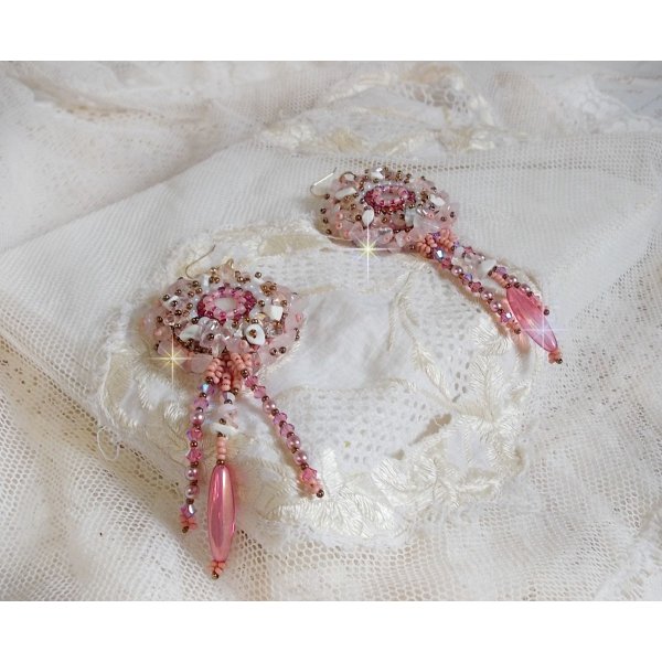 BO Rose Royale broderet med perlemorscabochoner, hvid kvarts og Howlite chips, Swarovski krystaller, Pink Rockets, fr&oslash;perler og 14 karat guldfyldte kroge