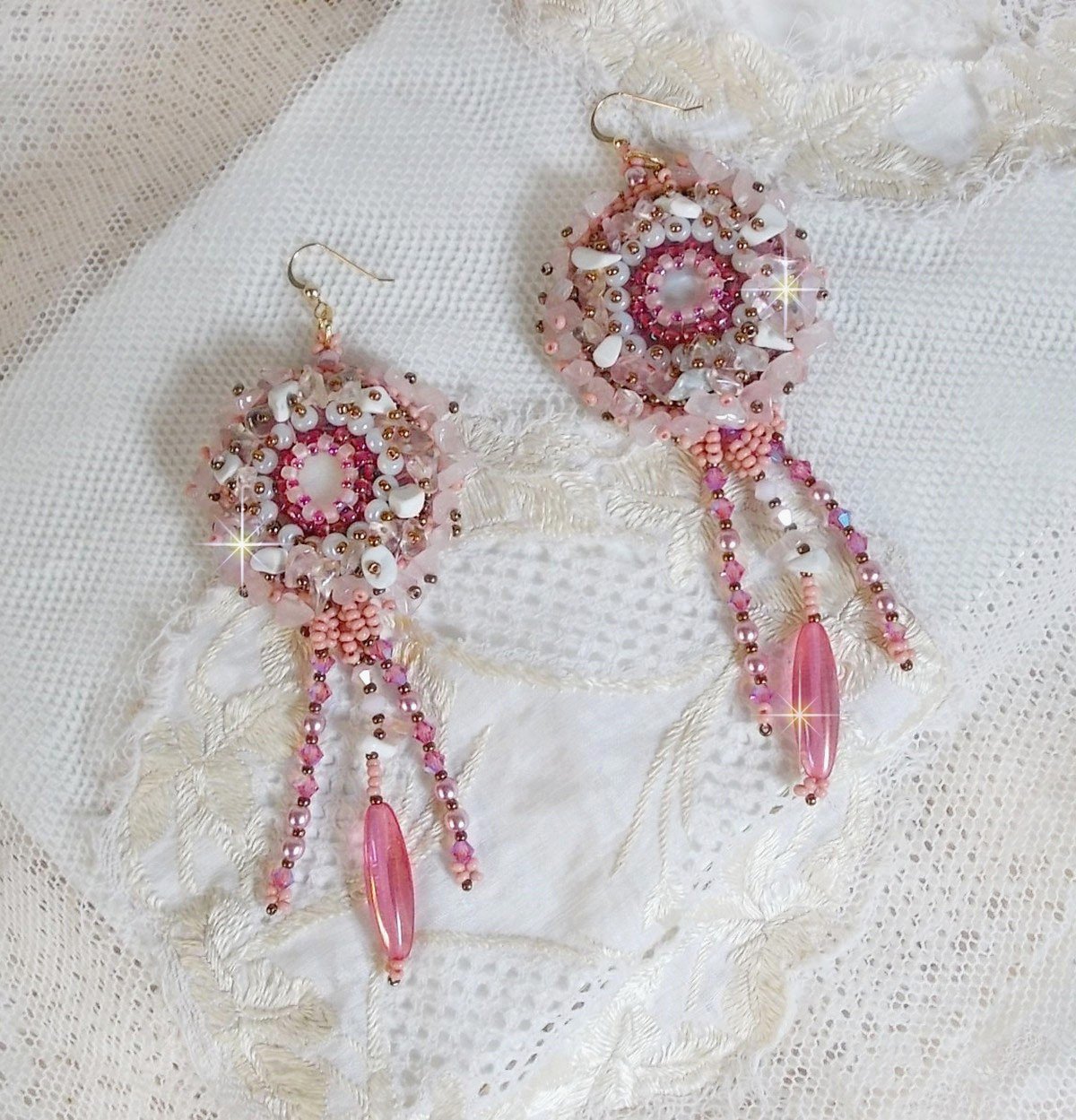 BO Rose Royale broderet med perlemorscabochoner, hvid kvarts og Howlite chips, Swarovski krystaller, Pink Rockets, frøperler og 14 karat guldfyldte kroge