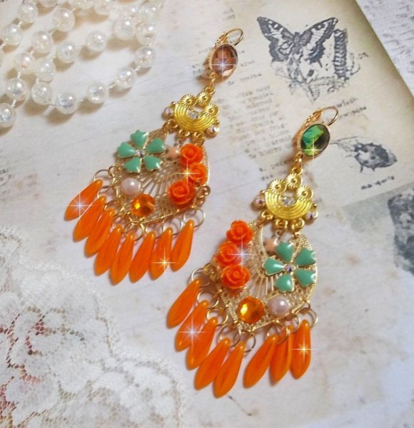 BO Roseraie Orange Roses skabt med Swarovski krystal rhinestones og cabochons, blomster, orange dolke, glas cabochons og kvalitetstilbeh&oslash;r