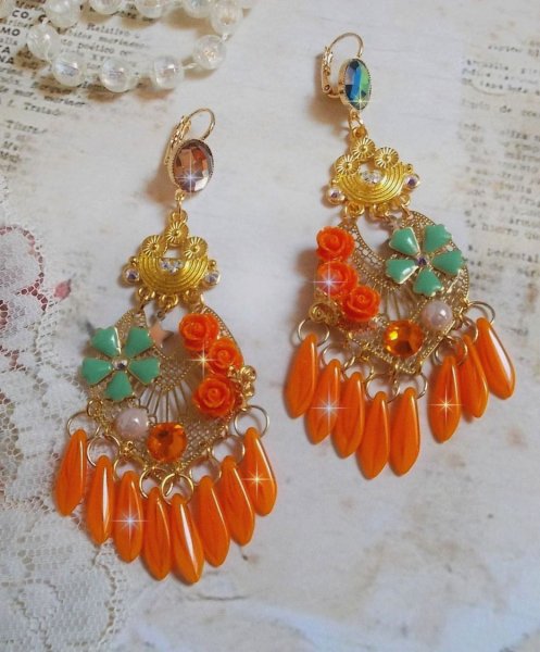 BO Roseraie Orange Roses skabt med Swarovski krystal rhinestones og cabochons, blomster, orange dolke, glas cabochons og kvalitetstilbeh&oslash;r