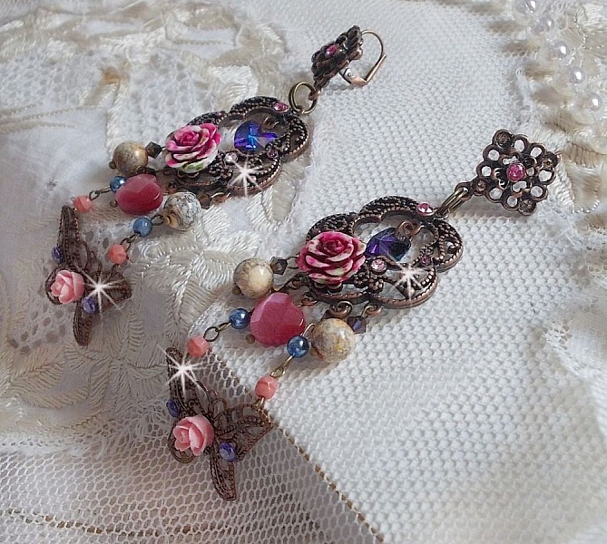 BO Roses and Butterfly med disse s&oslash;de blomster- og sommerfugleprints, cat eye glasperler og lyser&oslash;de marmorfacetter