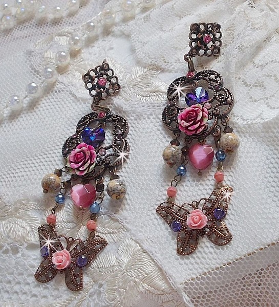 BO Roses and Butterfly med disse s&oslash;de blomster- og sommerfugleprints, cat eye glasperler og lyser&oslash;de marmorfacetter