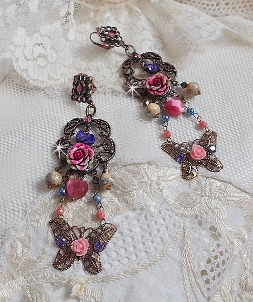 BO Roses and Butterfly med disse s&oslash;de blomster- og sommerfugleprints, cat eye glasperler og lyser&oslash;de marmorfacetter