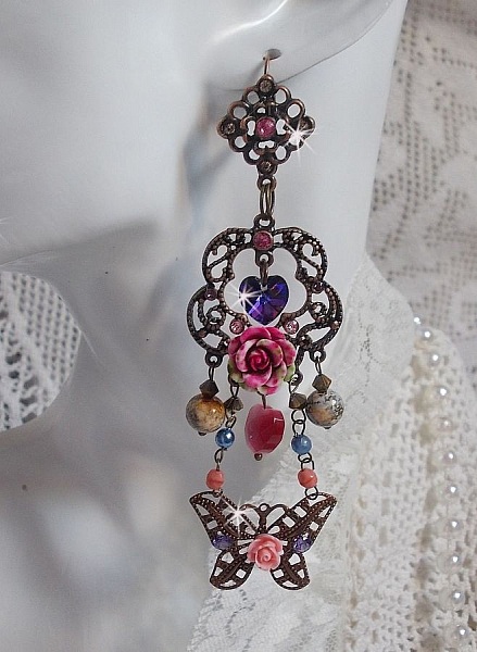 BO Roses and Butterfly med disse s&oslash;de blomster- og sommerfugleprints, cat eye glasperler og lyser&oslash;de marmorfacetter