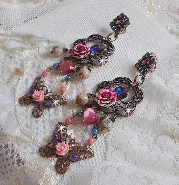 BO Roses and Butterfly med disse s&oslash;de blomster- og sommerfugleprints, cat eye glasperler og lyser&oslash;de marmorfacetter