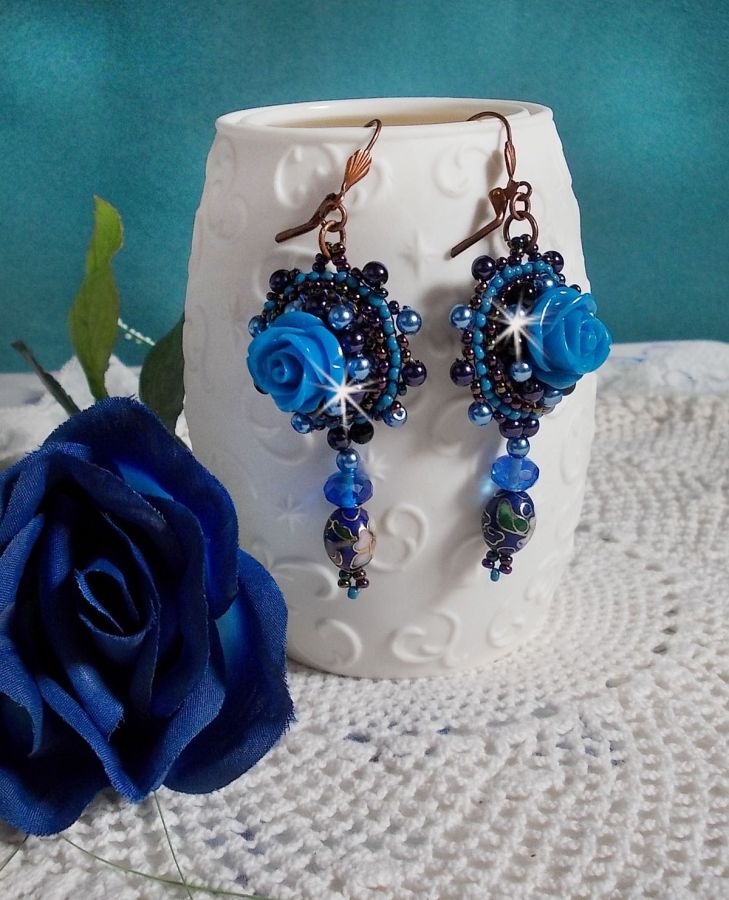 BO Royal Blue Roses broderet med harpiksroser, perleperler, cloisonne porcelænsvedhæng, facetter og rocailles