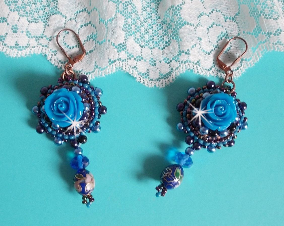 BO Royal Blue Roses broderet med harpiksroser, perleperler, cloisonne porcelænsvedhæng, facetter og rocailles