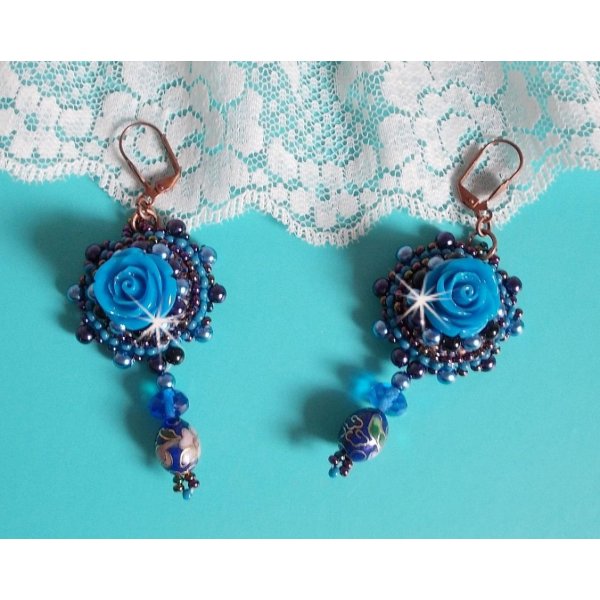 BO Royal Blue Roses broderet med harpiksroser, perleperler, cloisonne porcel&aelig;nsvedh&aelig;ng, facetter og rocailles
