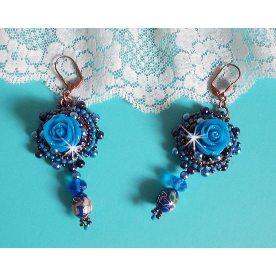 BO Royal Blue Roses broderet med harpiksroser, perleperler, cloisonne porcelænsvedhæng, facetter og rocailles